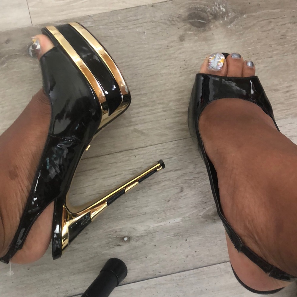 Peep Toe Platforms! 🖤💛🖤